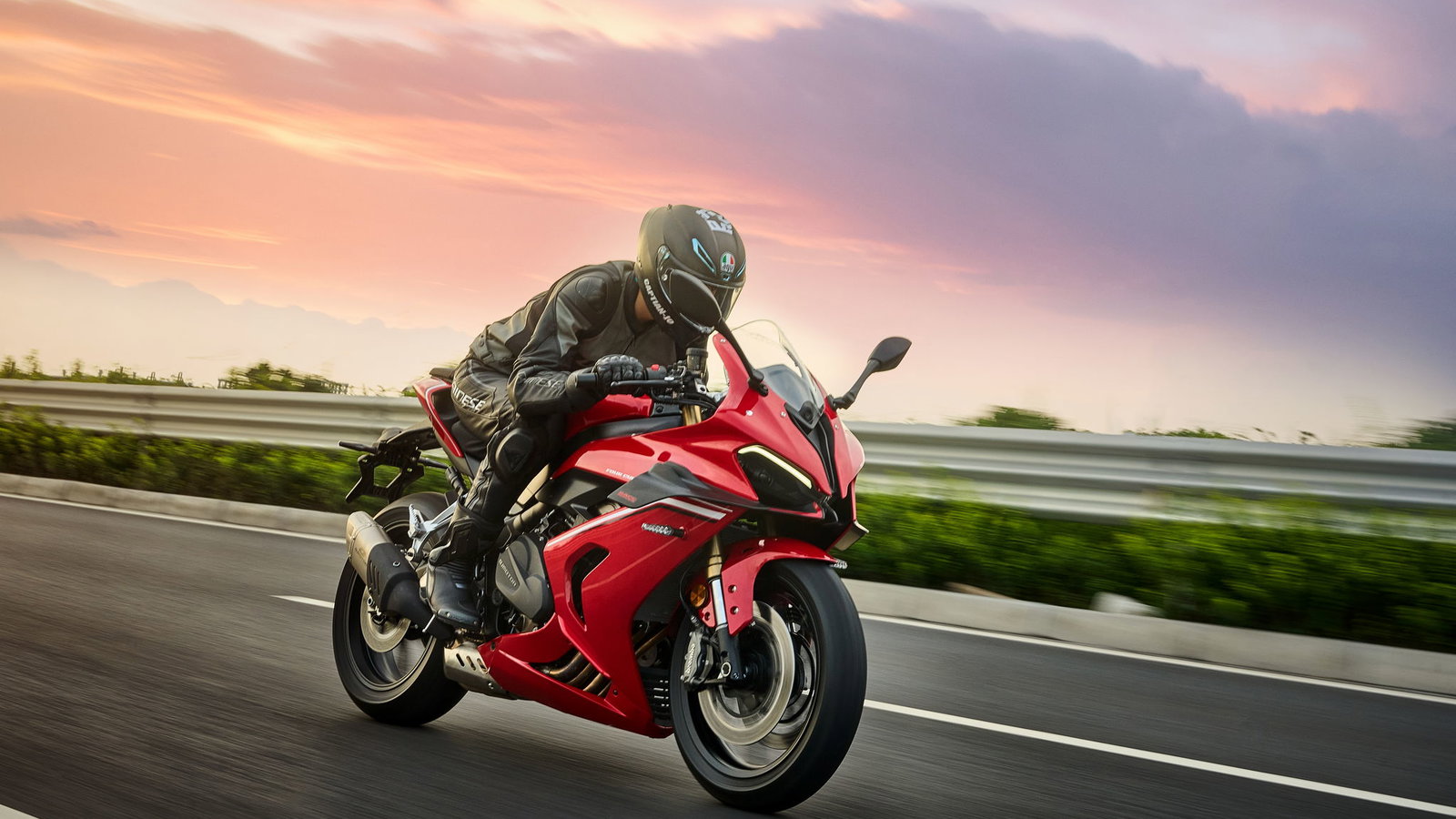 The QJMotor SRK 800 RR - Riding